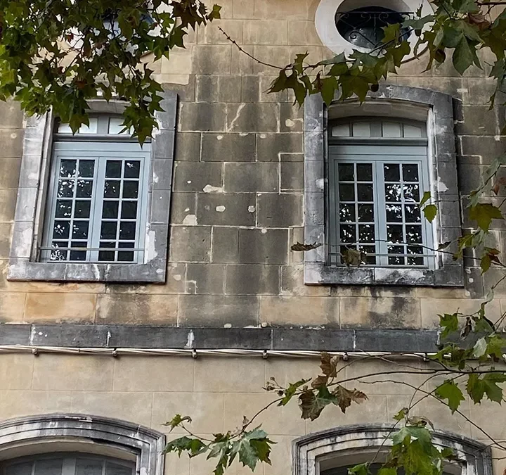 Fenêtre sur façade classée